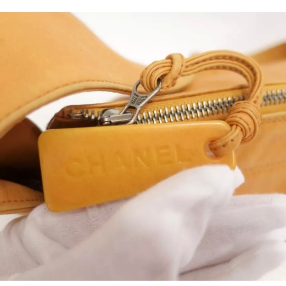 CHANEL Vintage CC Logo Mustard Lambskin Leather Shoulder Bag - Picture 13 of 16